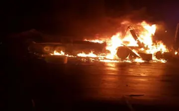 آتش سوزی تریلی پس از برخورد با بار سوخت +فیلم