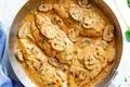 طرز تهیه خوراک مرغ و قارچ خامه‌ ای؛ یک غذای خوشمزه و ساده برای شام