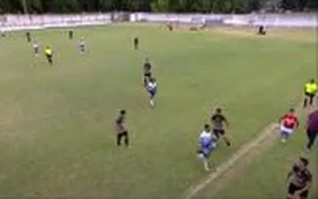 حرکت خشن یک فوتبالیست روی بازیکن حریف