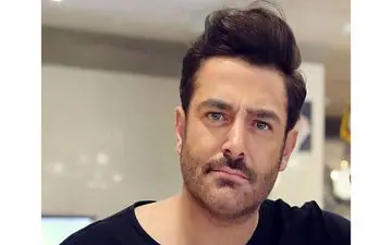 رضا گلزار و نمایش خودروی سوپر لاکچری‌اش| جولان گلزار با خودروی لوکس‌اش در دوبی