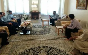  دیدار فرمانده نیروی هوایی ارتش با خانواده خلبان زرتشتی نهاجا