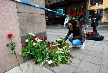 ادای احترام مردم استکهلم به قربانیان حادثه تروریستی + تصاویر