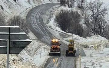 انجام بیش از۶۰۰۰ کیلومتر باند عملیات برف‌روبی در محورهای مواصلاتی استان کرمانشاه 