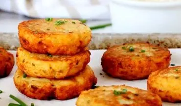 چگونه کوکو سیب‌ زمینی پنیری ترد و خوشمزه درست کنیم؟
