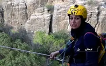 پرش خبرنگار زن صداوسیما از زیپ‌لاین در لرستان