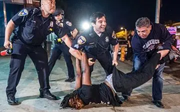 کتک زدن وحشیانه یک بی‌خانمان توسط پلیس آمریکا + فیلم