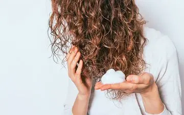 چطور از موس مو استفاده کنیم که حالت موهایمان حفظ شود؟