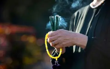 دعانویس مجرم است یا مراجعه‌کننده؟ | بررسی قانونی و اجتماعی