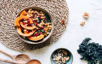 
تنظیم هورمون های زنانه با تغذیه | خوراکی‌های مناسب برای تنظیم هورمون‌های زنانه