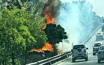 مهار حریق در فضای سبز محدوده پل پرتویی مشهد/ آتش‌سوزی به حریم ریلی مترو سرایت نداشته است