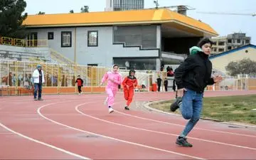 رقابت دو و میدانی‌کاران بانوی کرمانشاهی در یک هوای سرد برفی به روایت تصویر