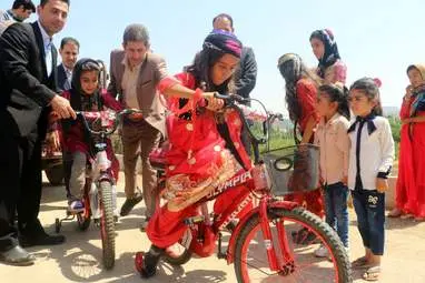 اهدای بیست دوچرخه  از سوی آموزش پرورش استان کرمانشاه به دانش‌آموزان روستای صفرشاه