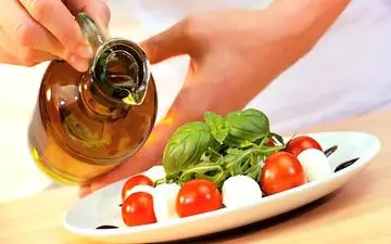 به این دلایل حتما به سالاد روغن اضافه کنید