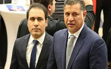 تصویر پرحاشیۀ علی دایی و مهدوی‌کیا در کنار خوانندۀ لس آنجلسی مشهور