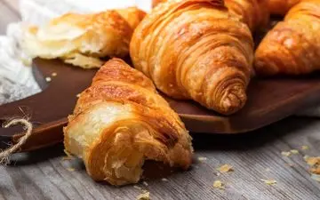 طرز تهیه کروسان خانگی کره‌ای با بافتی پف‌دار و ترد