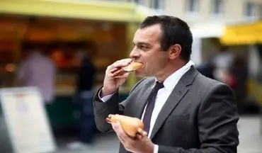 با راه رفتن در هنگام غذا خوردن این بلا را سر خودتان می‌آورید