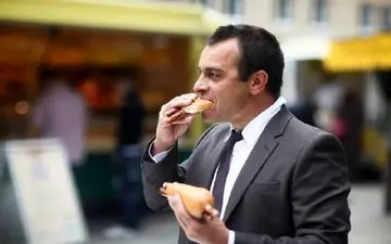 با راه رفتن در هنگام غذا خوردن این بلا را سر خودتان می‌آورید