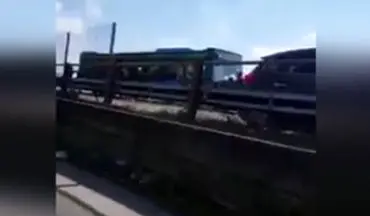 
فیلمی از لحظه حمله راننده عصبانی به اتوبوس حامل کودکان ایتالیایی