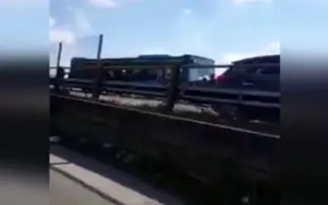 
فیلمی از لحظه حمله راننده عصبانی به اتوبوس حامل کودکان ایتالیایی