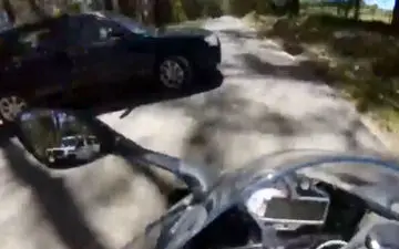 خطری که از بیخ گوش موتورسوار گذشت! +فیلم