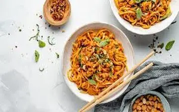  طرز تهیه نودل فوری با تخم مرغ و سبزیجات