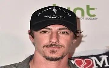 آقای بازیگر بخاطر مزاحمت ناموسی محاکمه شد + عکس