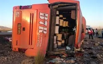 واژگونی بامدادی اتوبوس در آزادراه کرج-قزوین + اسامی 11 مسافر حادثه دیده