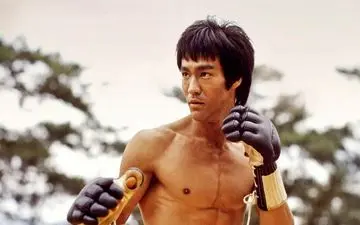 این همه زیبایی در ۷۷سالگی؟!|زیبایی همسر 77 ساله “بروسلی” همه را انگشت به دهان کرد/ عکس
