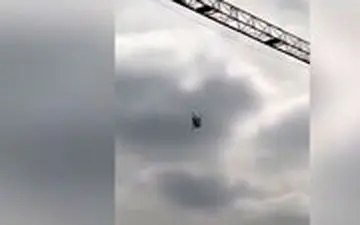 سقوط هولناک از روی یک جرثقیل بخاطر یک سلفی