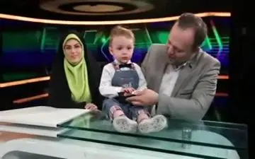 رکوعی گوینده خبر به همراه همسر و فرزندش در استودیو خبر ۲۰:۳۰ + فیلم