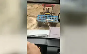 تلاش راننده تراکتور برای رساندن صندوق رای به روستای صعب العبور