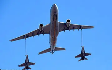 سوختگیری همزمان جنگنده ها در آسمان + فیلم