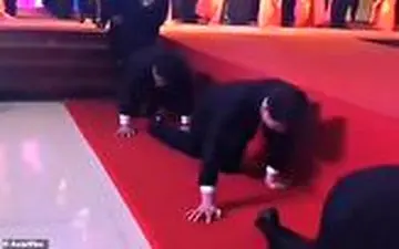 تنبیه عجیب کارمندان توسط رئیس یک شرکت چینی! 