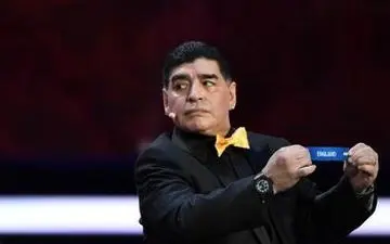 خوش و بش مارادونا و ولادمیر پوتین در حاشیه مراسم قرعه کشی جام جهانی + عکس