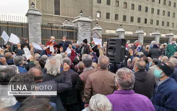 تجمع بازنشستگان کارگری مقابل مجلس/ معاش بازنشستگان بحرانی شده است؛ چه کسی به داد ما می رسد!