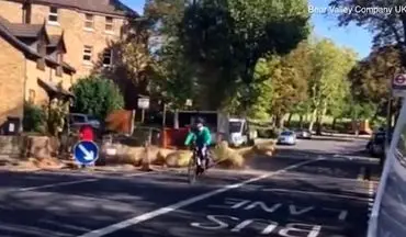 فرار معجزه آسای دوچرخه سوار از مرگ حتمی! +فیلم 