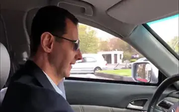 رانندگی بشار اسد با خودروی شخصی به سمت غوطه شرقی دمشق + فیلم