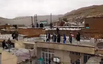 پناه‌بردن مردم شیراز به پشت‌بام‌ خانه‌هایشان در پی وقوع سیل +فیلم 
