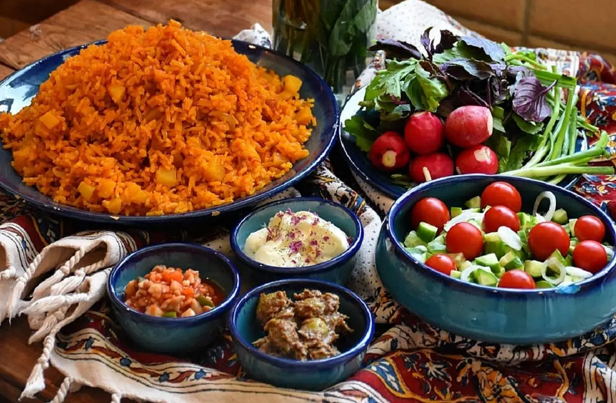 طرز تهیه دمی گوجه فرنگی؛ غذای ساده و خوشمزه با سیبزمینی