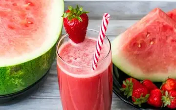 مناسب ترین نوشیدنی این فصل|  اسموتی هندوانه با توت فرنگی