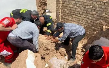 کارگر ۴۰ ساله در اصفهان از زیر آوار جان سالم به در برد