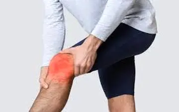 گرفتگی عضلات زانو؛ علائم، عوامل خطر و روش‌های تسکین درد
