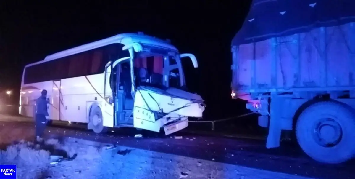 4 کشته و 6 زخمی در اثر تصادف اتوبوس با تریلی در محور یزد-طبس
