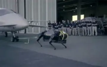 سگ ربات ۱۲۷ کیلویی، هواپیمای ۳ تنی را کشید