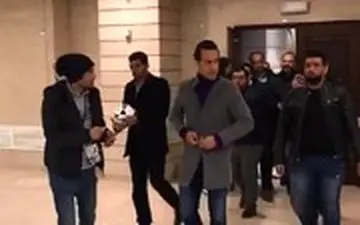 آیا این رفتار علی کریمی با خبرنگاران‌توهین‌آمیز است؟