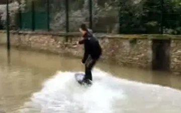 اسکی روی آب در خیابان های پاریس + فیلم