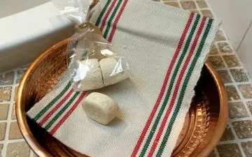 این ماده سنتی بهترین لایه‌بردار طبیعی پوست