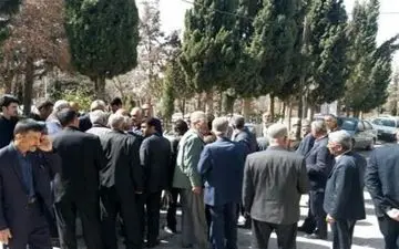 تجمع مردم پاتاوه در دانشگاه علوم پزشکی یاسوج/کلاهبرداری با استفاده از آنفلوانزای مرغی در کهگیلویه !