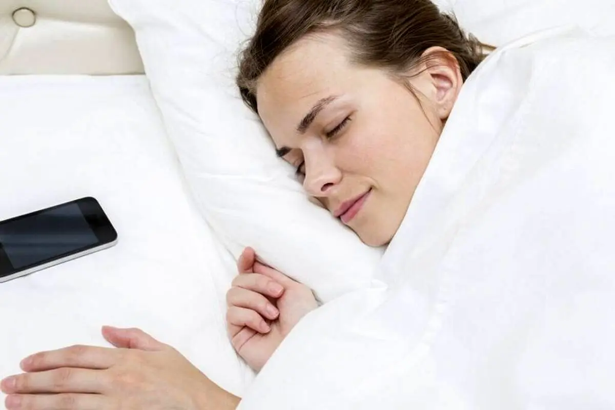 وقتی می خوابیم، موبایل خود را کجا بگذاریم؟