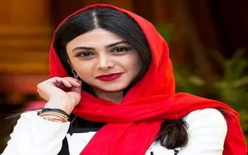  پای خانم بازیگر روى خط استوا